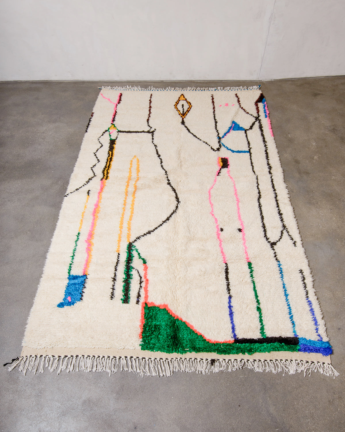 Modern designer handcrafted Berber rug from Morocco. Azilal rug with beautiful colours and patterns. Made of sheep’s wool and cotton.